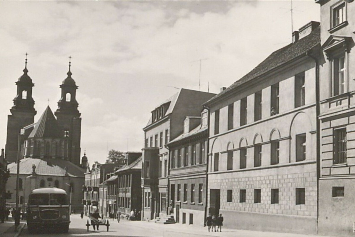 Lata 70. XX wieku i ruch kołowy na ulicy Tumskiej. Charakterystyczny autobus typu Ogórek