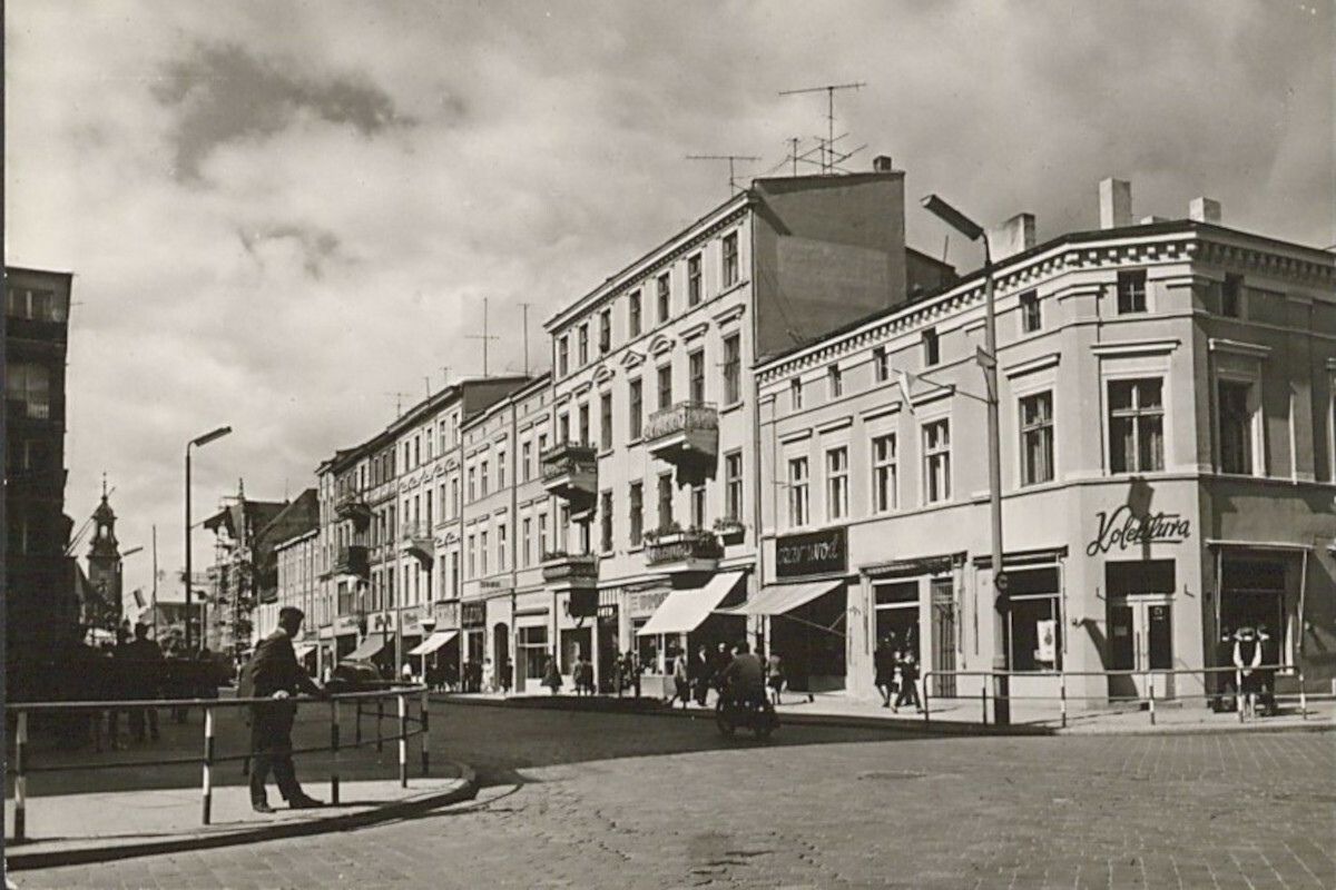 Czwarta z prawej kamienica Chrobrego 5, gdzie mieszkała rodzina Gruszczyńskich. Dziś mieści się tu lodziarnia