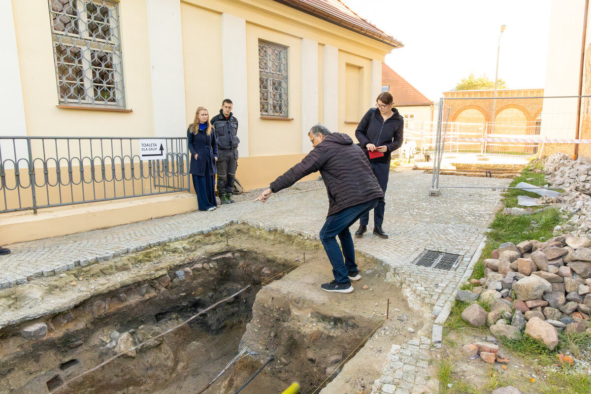 Aktualności - Ślady przedromańskiej budowli przy kościele św. Jerzego w Gnieźnie